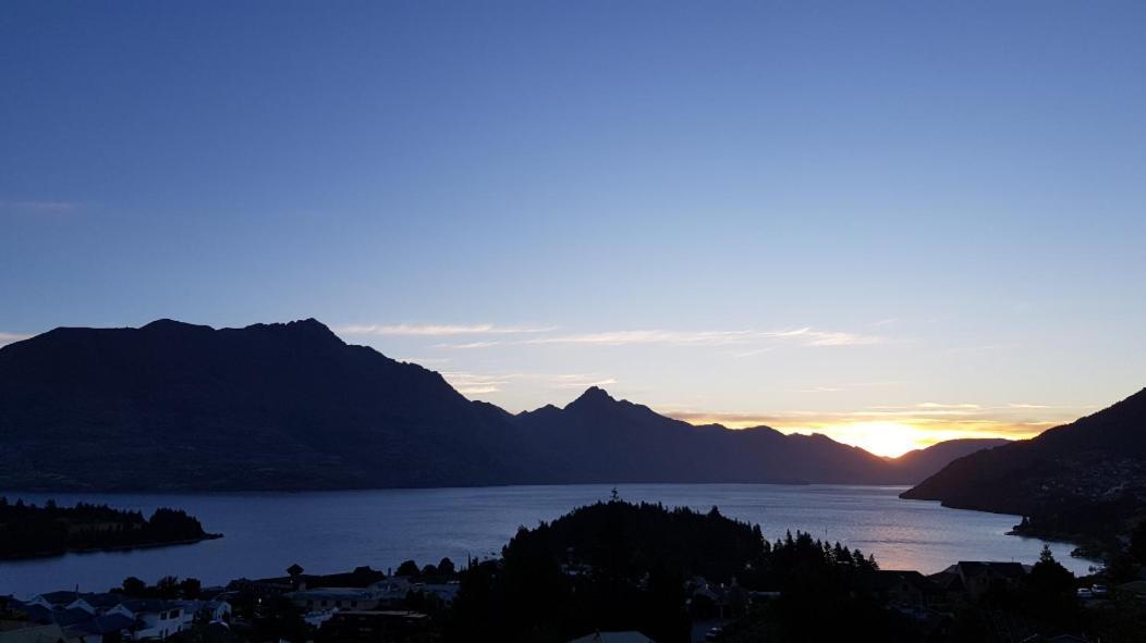 Spacious Home With Awesome Lake Views Queenstown Dış mekan fotoğraf