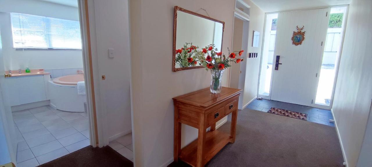 Spacious Home With Awesome Lake Views Queenstown Dış mekan fotoğraf